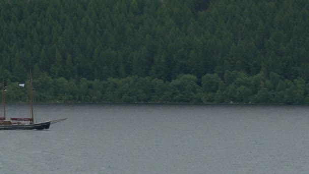 Barco Vela Loch Ness — Vídeo de Stock