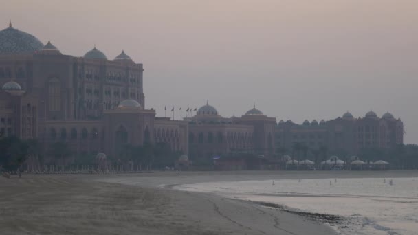 Emirates Palace Hotel Visto Noite — Vídeo de Stock