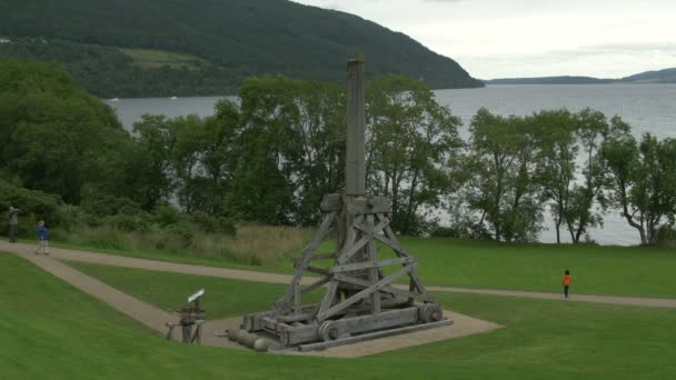 Ein Holzkatapult Der Nähe Eines Sees — Stockvideo