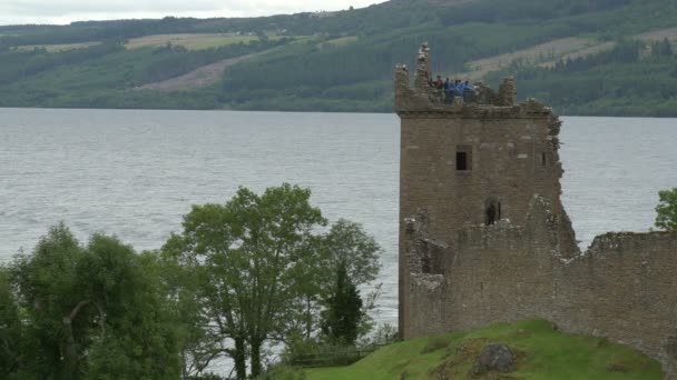 一座被毁城堡中的塔 — 图库视频影像