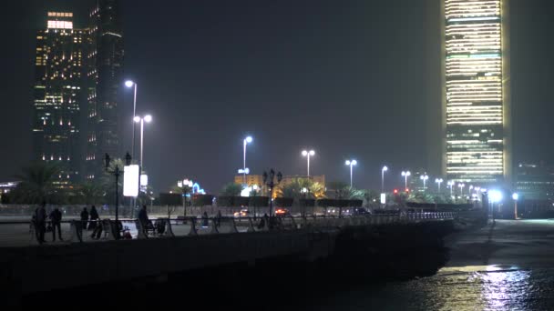 Corniche Road Δει Νύχτα Στο Αμπού Ντάμπι — Αρχείο Βίντεο