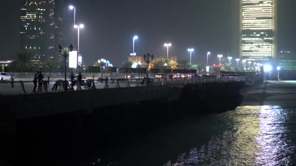 Corniche Road Δει Νύχτα Στο Αμπού Ντάμπι — Αρχείο Βίντεο