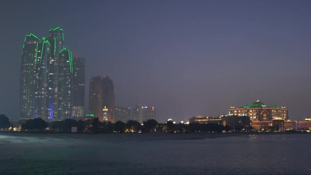 阿布扎比 夜间有摩天大楼 — 图库视频影像