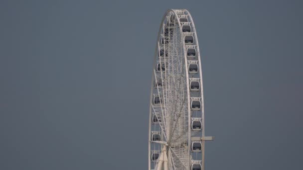 Riesenrad Dreht Sich Gegen Grauen Himmel — Stockvideo