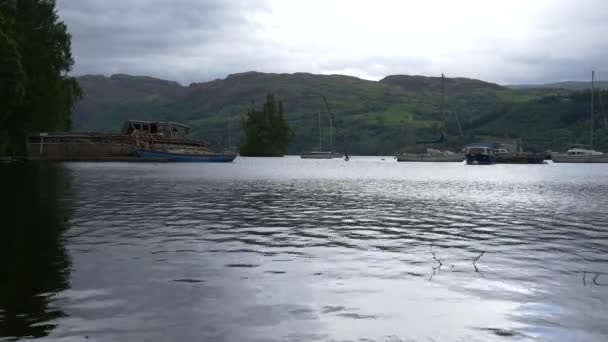 Bateaux Ancrés Par Une Journée Nuageuse — Video