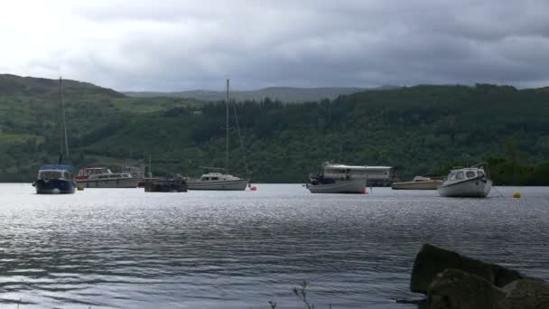 Verankerte Boote Loch Ness — Stockvideo