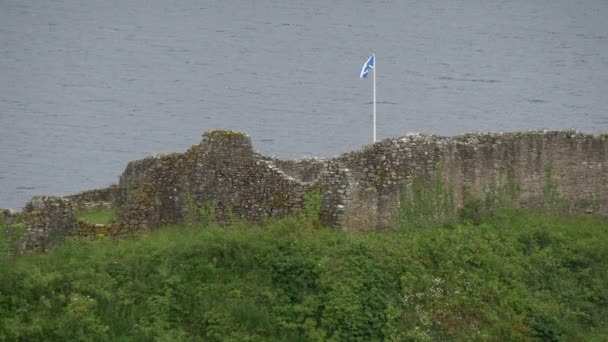 石の廃墟の中のスコットランド国旗 — ストック動画
