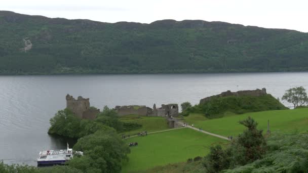 Hög Vinkel Urquhart Castle Ruiner — Stockvideo