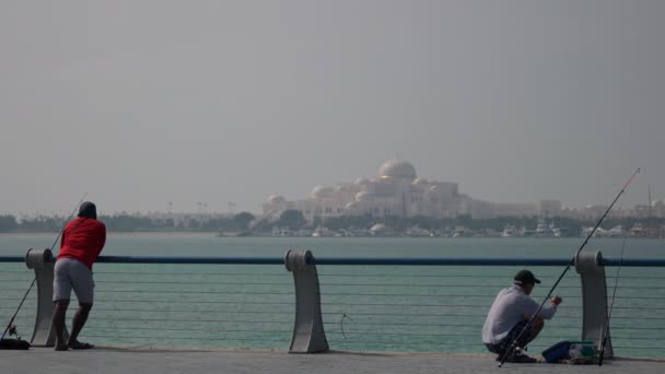 Homens Que Pescam Beira Mar Abu Dhabi — Vídeo de Stock