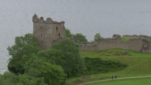湖边城堡废墟的泛右面 — 图库视频影像