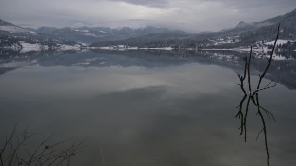 Danau Dikelilingi Oleh Bukit Bukit — Stok Video