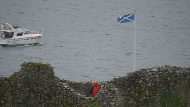 Boat Sailing Ruined Castle Walls — ストック動画