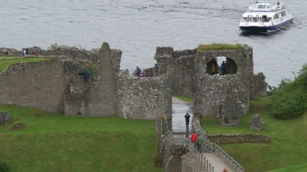 Hoge Hoek Van Toeristen Bezoeken Urquhart Castle Ruïnes — Stockvideo