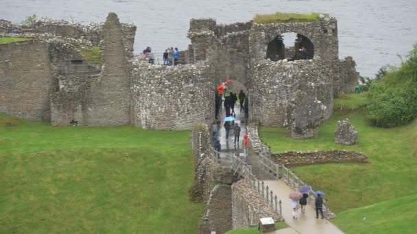 Touristen Auf Den Ruinen Von Urquhart Castle — Stockvideo