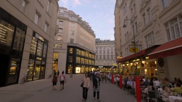 Spacerując Obok Restauracji — Wideo stockowe