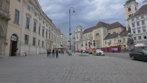 オーストリア ウィーンのショッテンシュティフト修道院近くの広場 — ストック動画