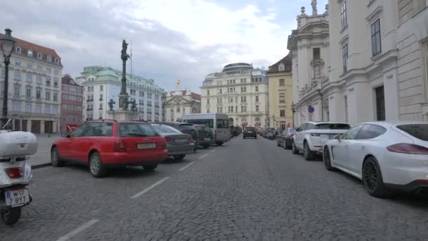 Geparkte Autos Platz Hof — Stockvideo