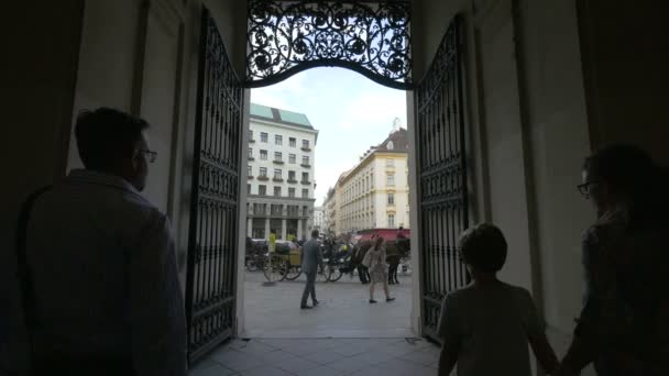 Der Michaelerplatz Von Einem Schmalen Gang Aus Gesehen — Stockvideo