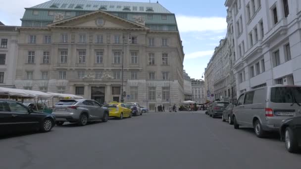 Автомобили Припаркованные Перед Парком Хаятт — стоковое видео