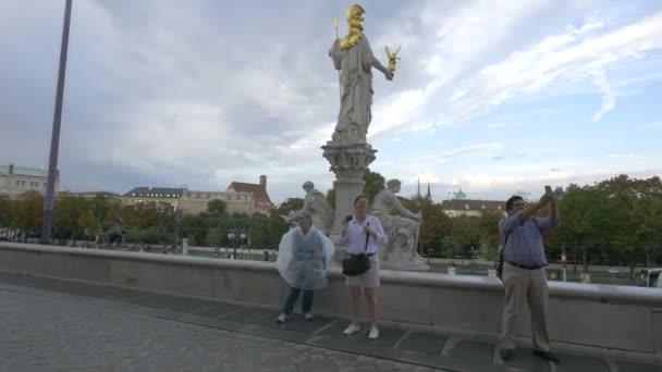 Turister Som Tar Bilder Nära Pallas Athene Fontän — Stockvideo