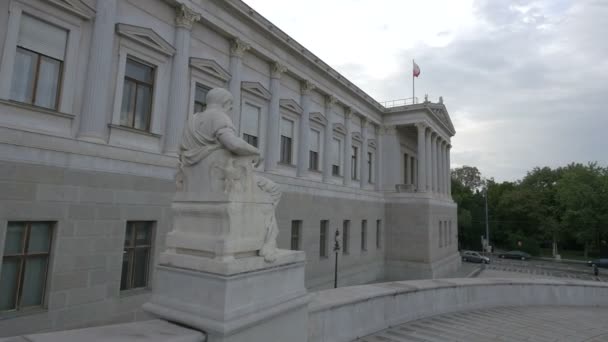 Άγαλμα Κοντά Στο Κτίριο Του Κοινοβουλίου — Αρχείο Βίντεο