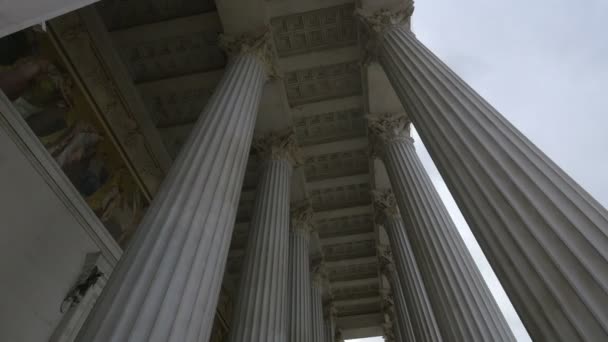 Κορινθιακές Κολώνες Και Διακοσμημένη Οροφή — Αρχείο Βίντεο