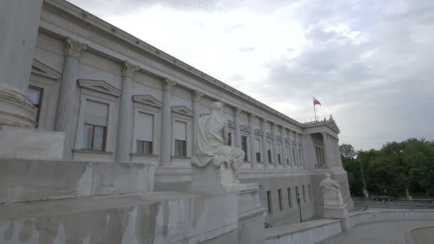 Скульптура Перед Зданием Парламента — стоковое видео