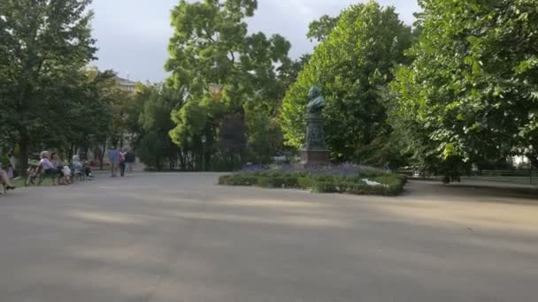 Buste Van Andreas Zelinka Stadtpark — Stockvideo