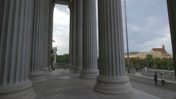 Menschen Ruhen Der Nähe Von Säulen — Stockvideo