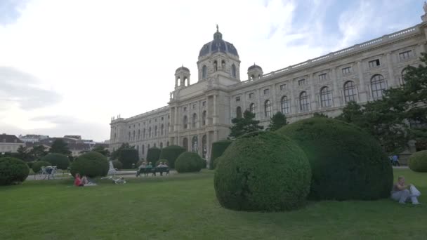 Natural History Museum 앞에서 휴식을 취하는 — 비디오