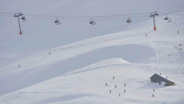 Menschen Beim Skifahren Auf Einer Skipiste Einem Skigebiet — Stockvideo