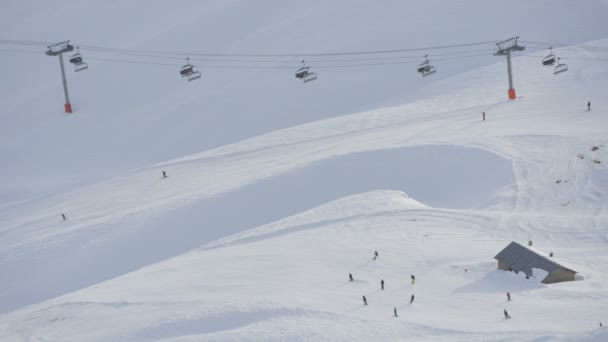 Personer Som Åker Skidor Skidbacke Skidort — Stockvideo