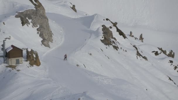 Люди Катаются Лыжах Склону — стоковое видео