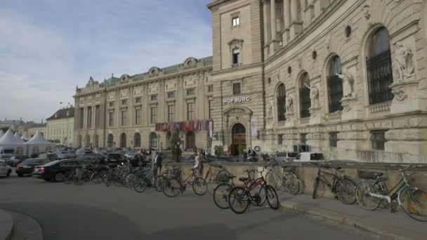 Bicicletas Aparcadas Junto Neue Burg — Vídeos de Stock