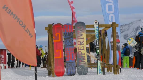 Snowboards Esquis Uma Prateleira Esqui — Vídeo de Stock