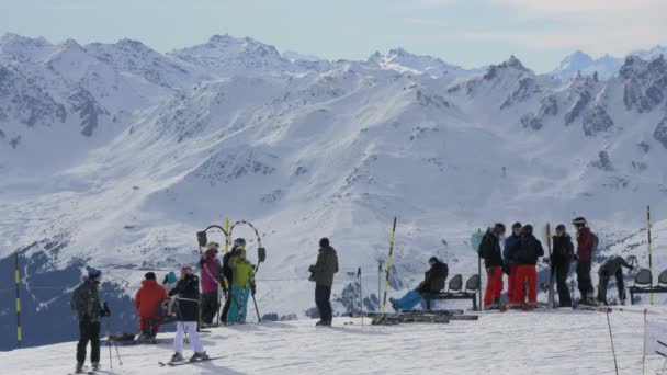 Personas Pie Tomando Fotos Una Estación Esquí — Vídeos de Stock