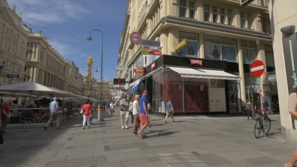 店や屋外カフェのあるグラベンストリート — ストック動画