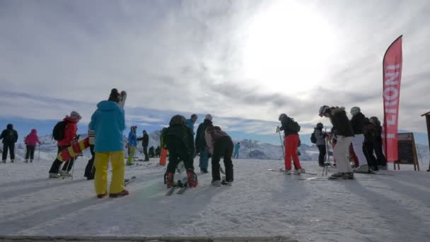 Люди Надевают Лыжи — стоковое видео