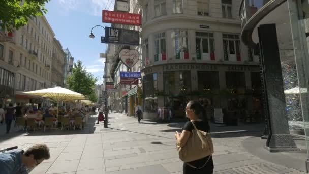 Karntner Strasse Con Cafetería Aire Libre Tiendas — Vídeo de stock