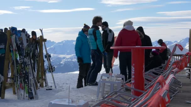 Mensen Die Bij Een Skirek Staan — Stockvideo