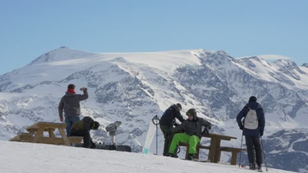 Menschen Einem Skigebiet Den Alpen — Stockvideo