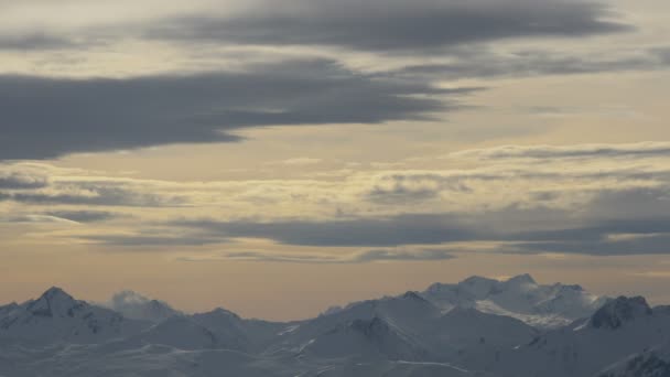 Dağların Üzerindeki Bulutlar Gün Batımı Manzarası — Stok video