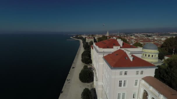 海による白い大きな建物の空中風景 — ストック動画