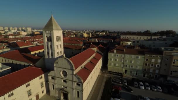 教堂和正方形钟楼的空中景观 — 图库视频影像