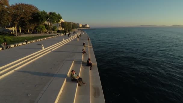 空中观看人们在海边放松的景象 — 图库视频影像