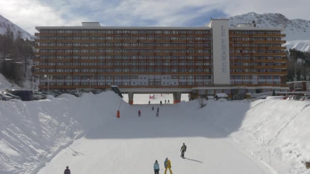 Gente Esquiando Una Pista Esquí — Vídeos de Stock