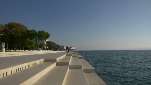 Langkah Tepi Pantai Zadar — Stok Video