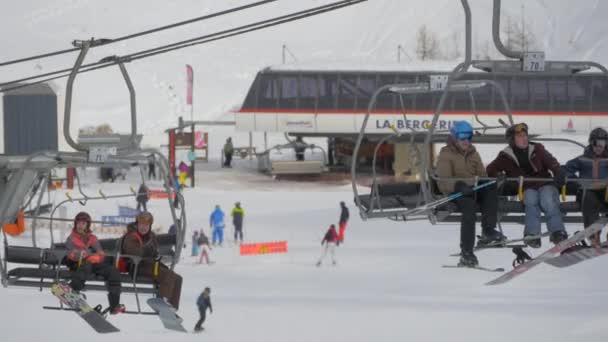 Lidé Jezdí Lanovkách Plagne — Stock video