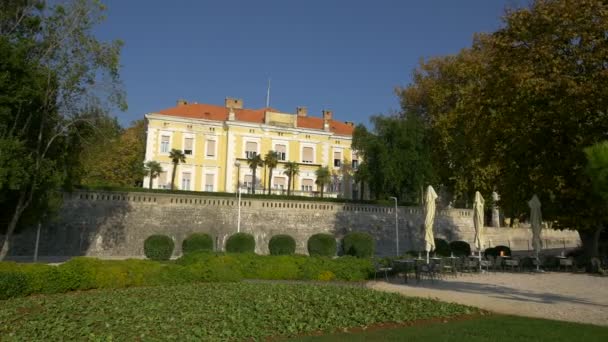 Een Tuin Vlakbij Het Stadhuis Van Zadar — Stockvideo