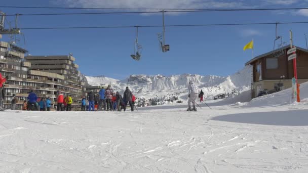 Personnes Skient Dans Une Station Ski — Video